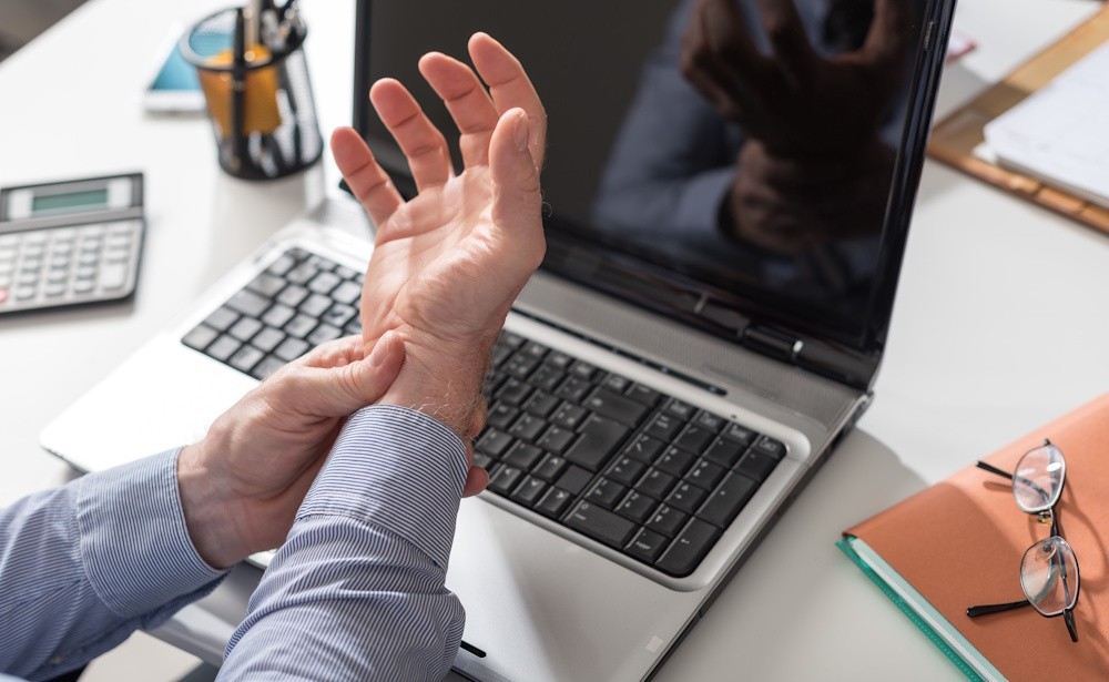 man holding hurting wrist