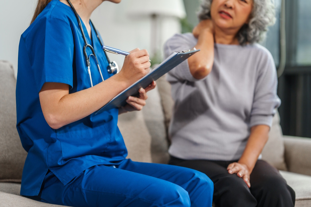 woman in pain talking to doctor